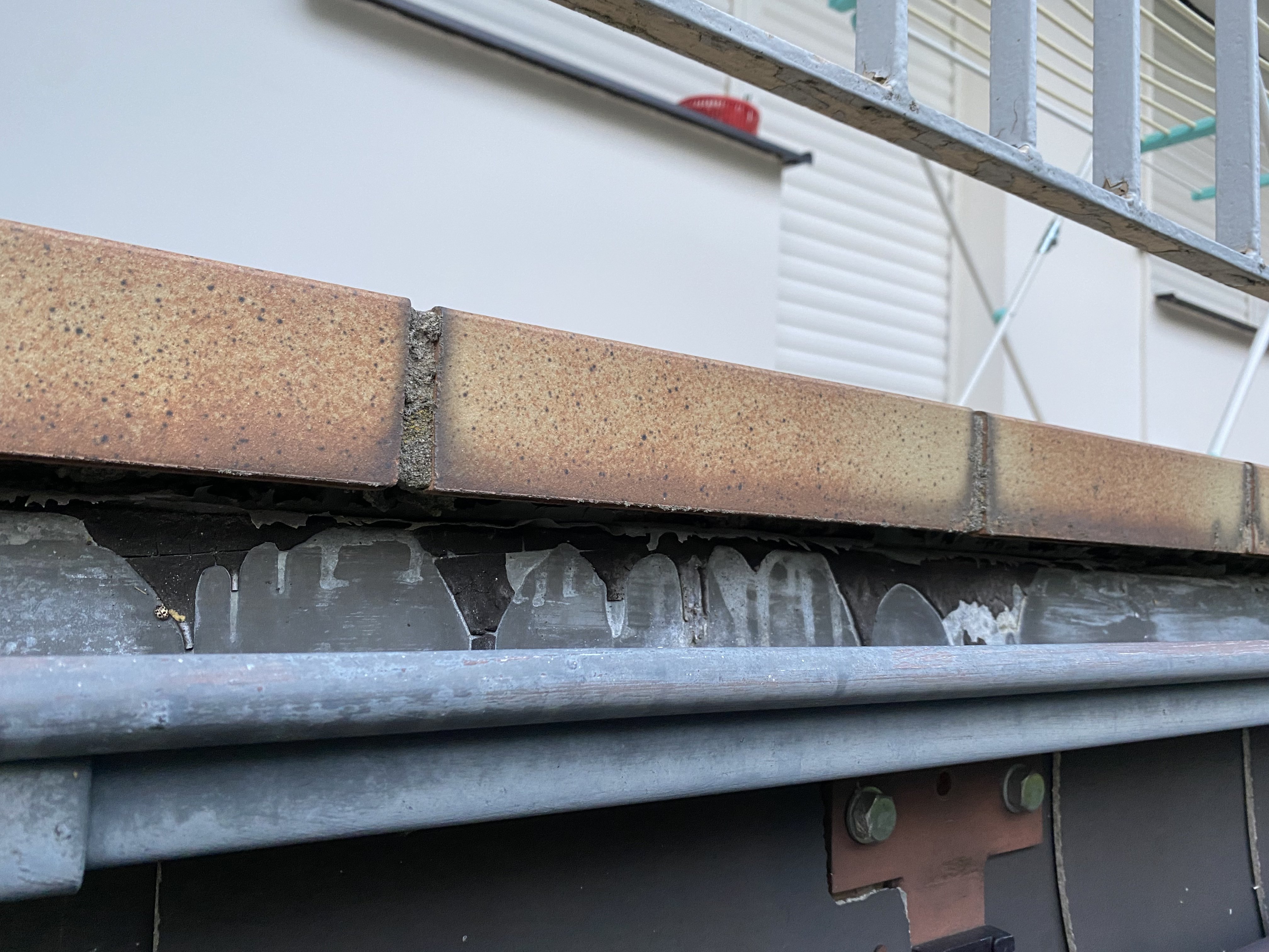 altbau-1971-balkon-abdichtung-trotz-gerissener-fliese-510655-2.jpeg