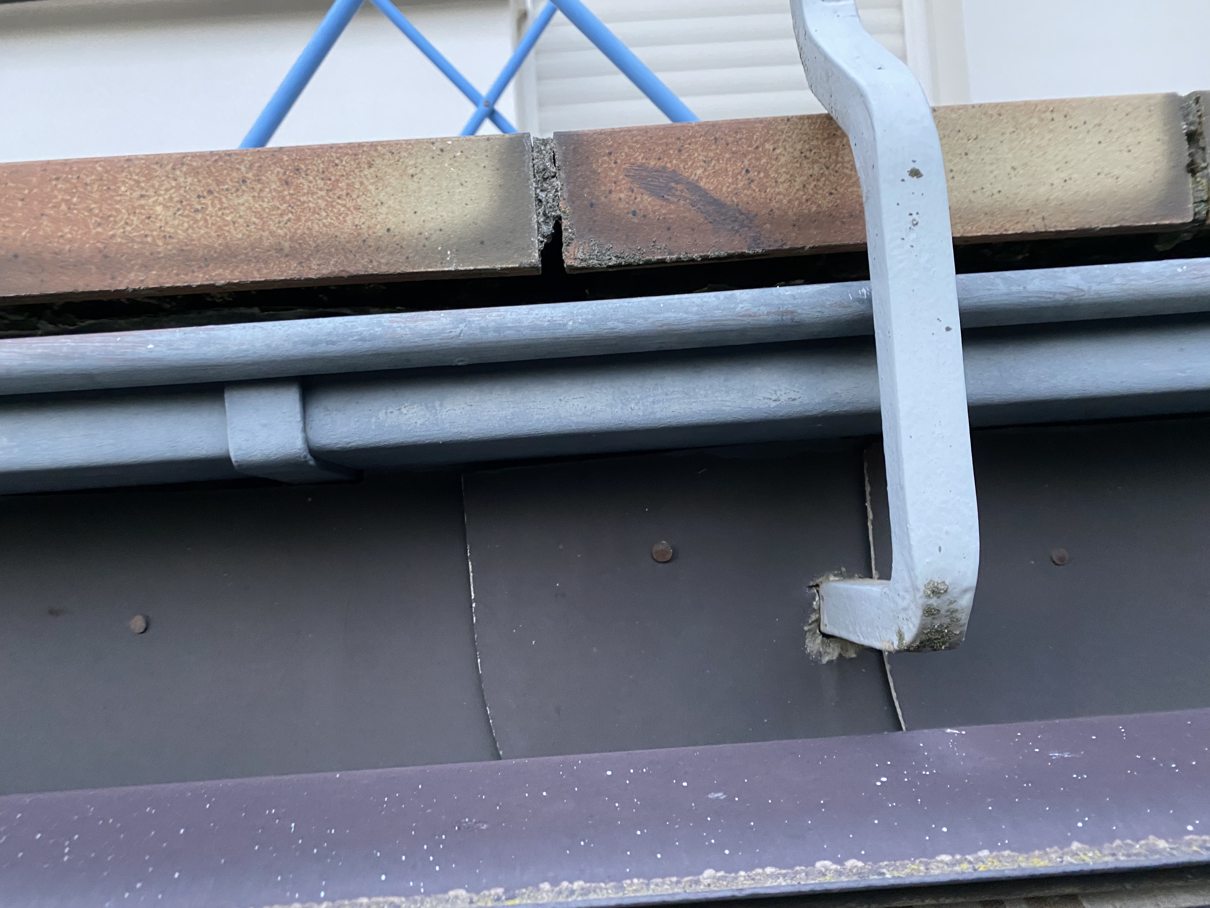 altbau-1971-balkon-abdichtung-trotz-gerissener-fliese-510655-5.jpeg