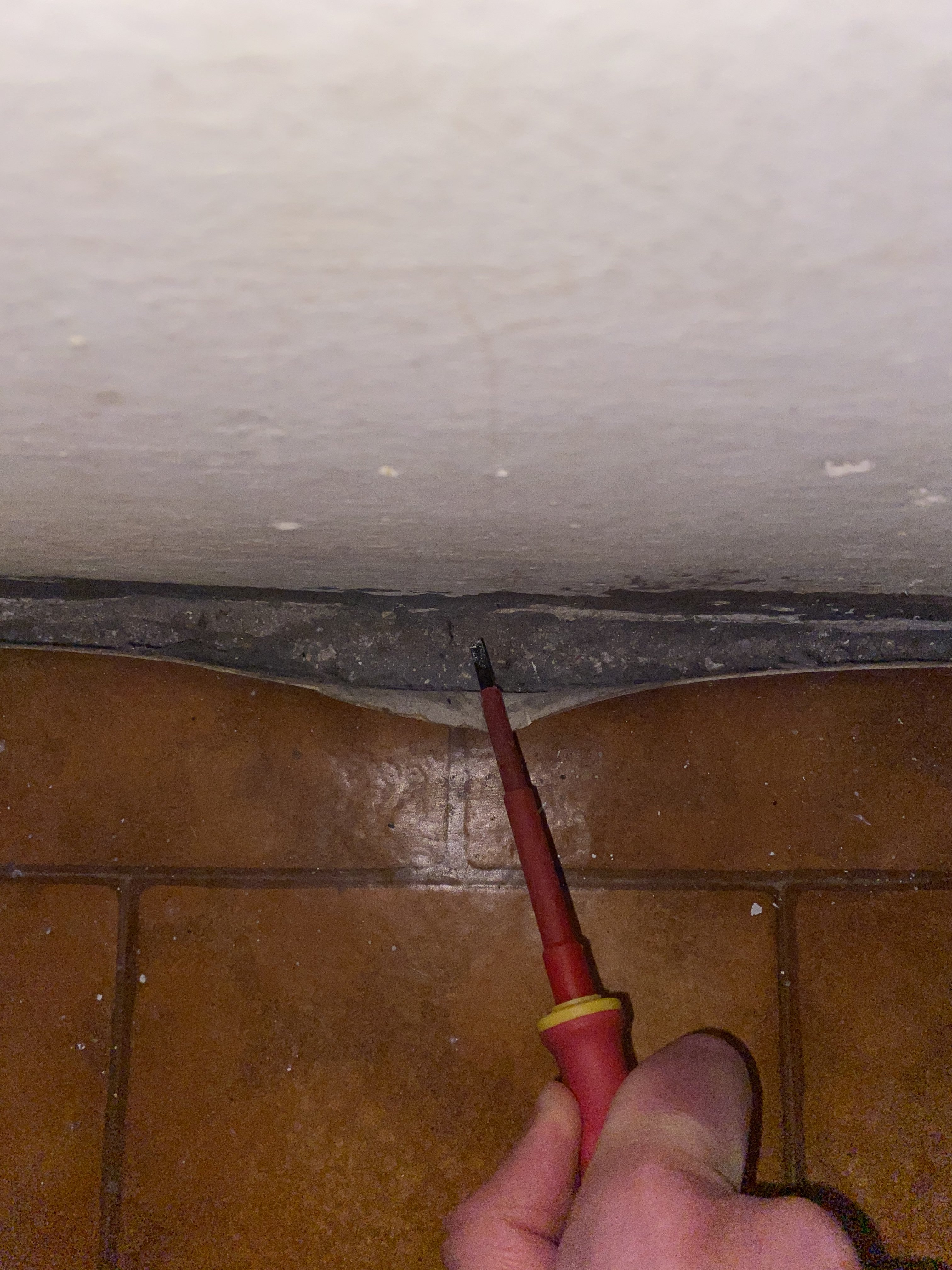 altbau-1972-keller-asbest-im-bodenbelag-500193-2.jpeg