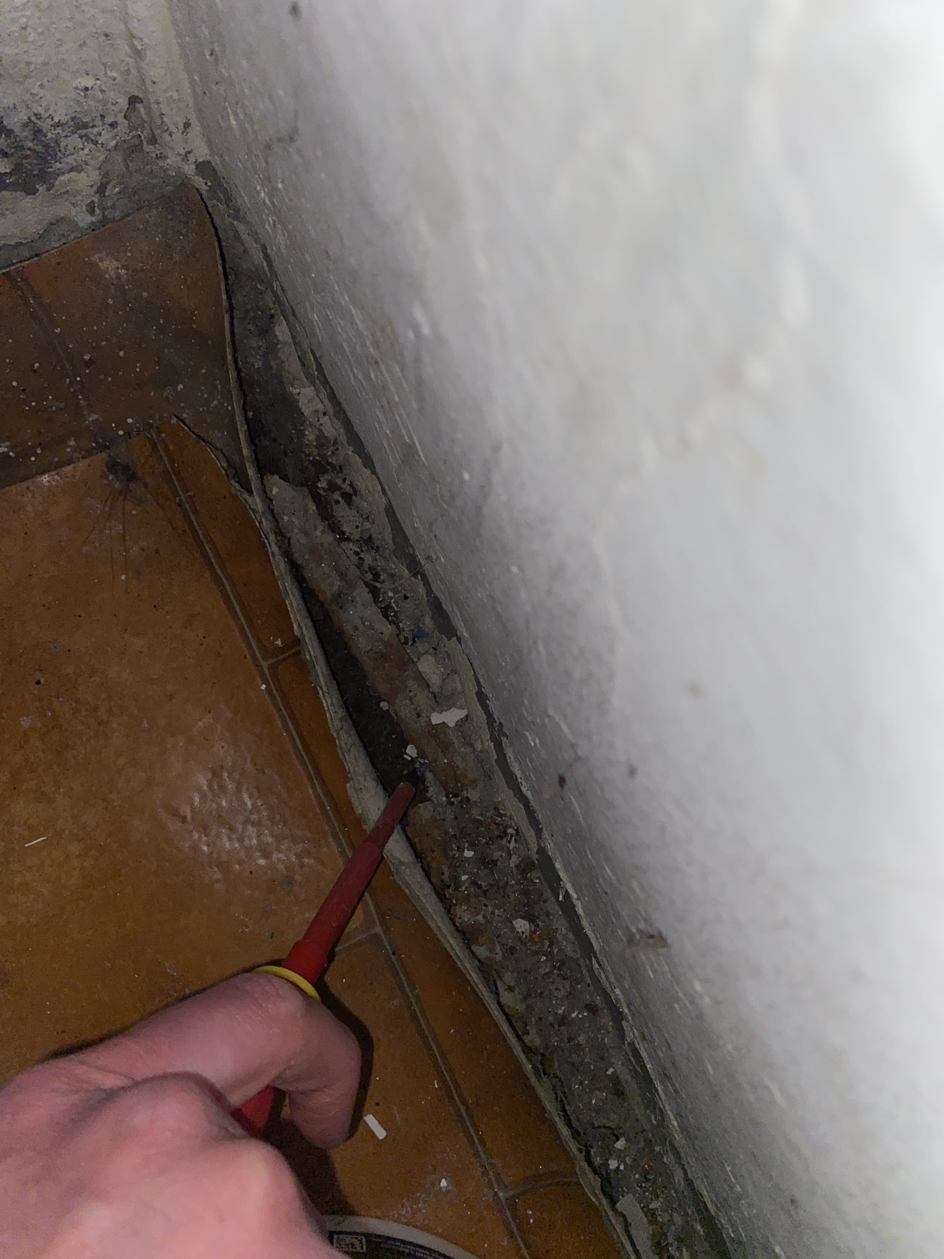altbau-1972-keller-asbest-im-bodenbelag-500193-3.jpeg