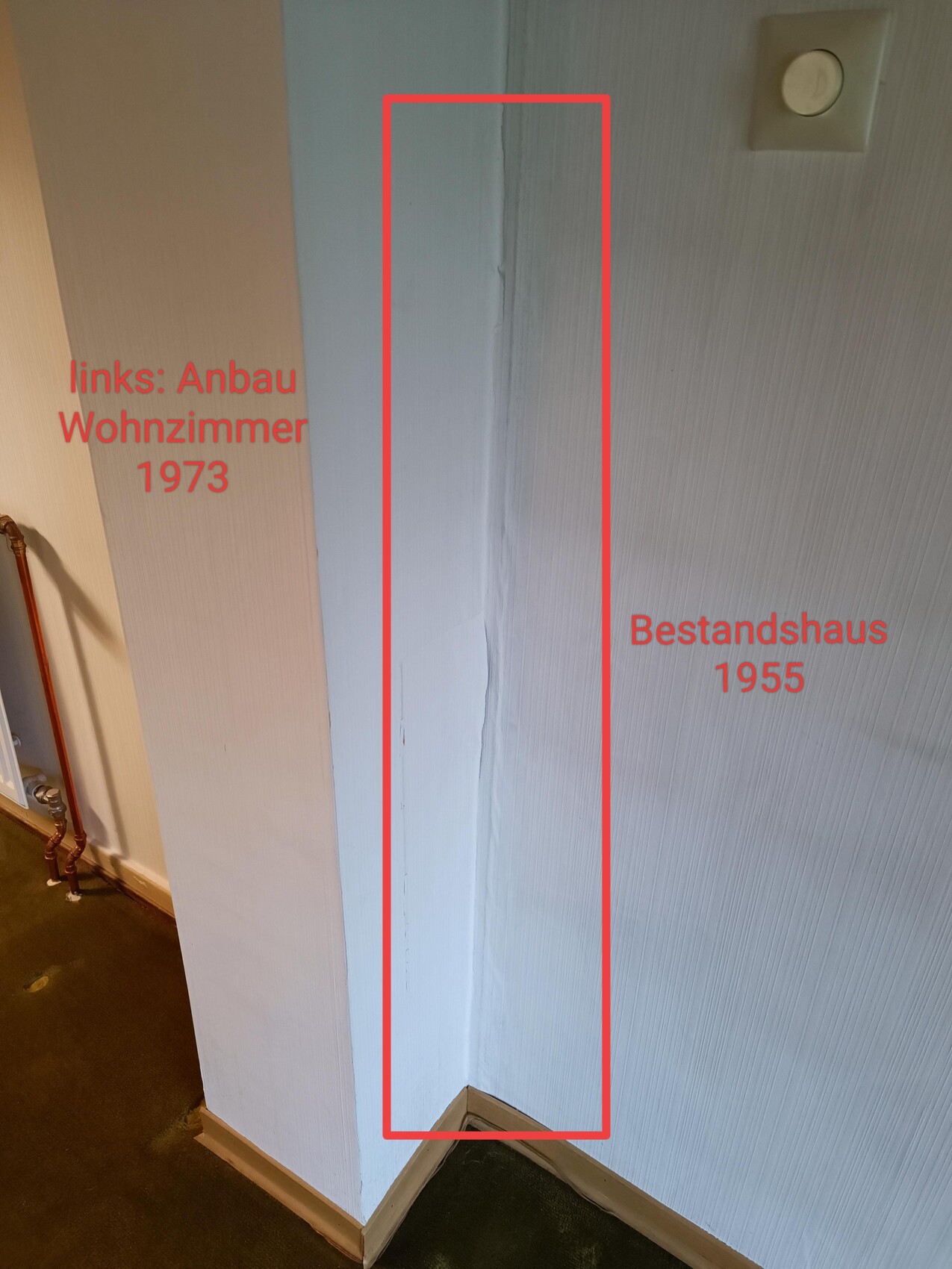 Innenwand Ecke mit sichtbarem Riss zwischen Anbau- und Bestandswohnzimmer