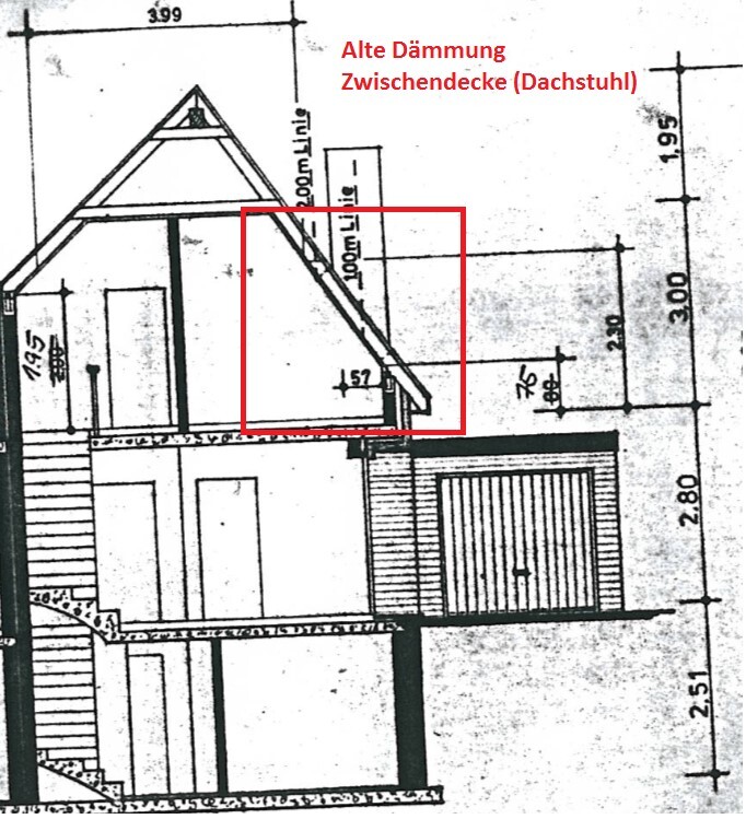 Architektenplan eines Hauses mit Dachstuhl, Dach und alter Dämmung in der Zwischendecke