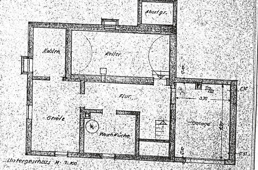 Grundriss eines Kellergeschosses mit Flur, Kellerräumen, Treppen und Garage.