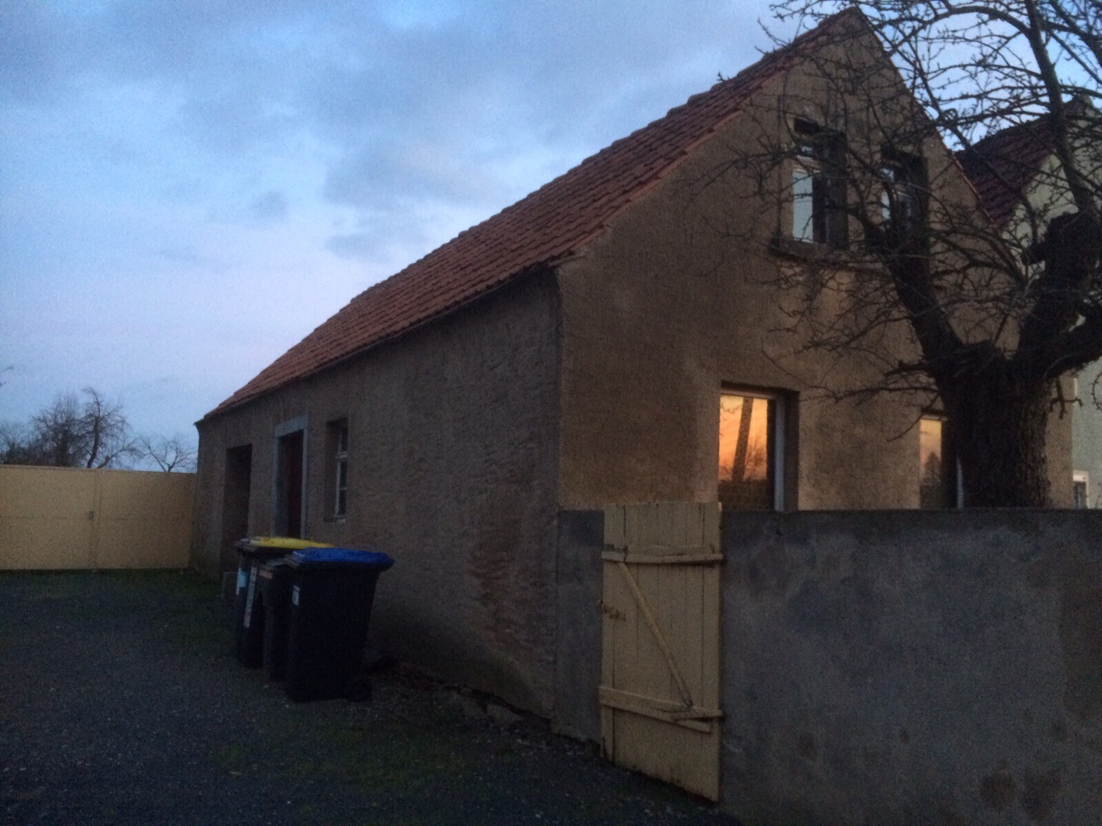 alter-haus-aussenansicht-rotes-dach-wand-zaun.jpg