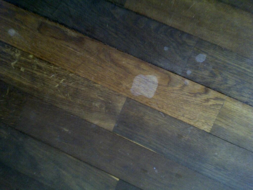 Alter Holzboden mit Dielen, dunkle bis helle Holztöne und Abnutzungsmarken.