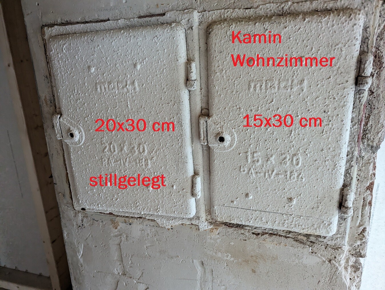 Zwei alte Ofentüren; links 20x30 cm, stillgelegt; rechts 15x30 cm, Kamin Wohnzimmer.