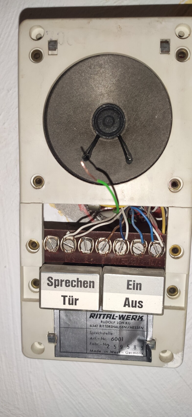 Alte Türsprechanlage mit Drahtverdrahtung und Beschriftung Sprechen Tür Ein Aus an der Wand