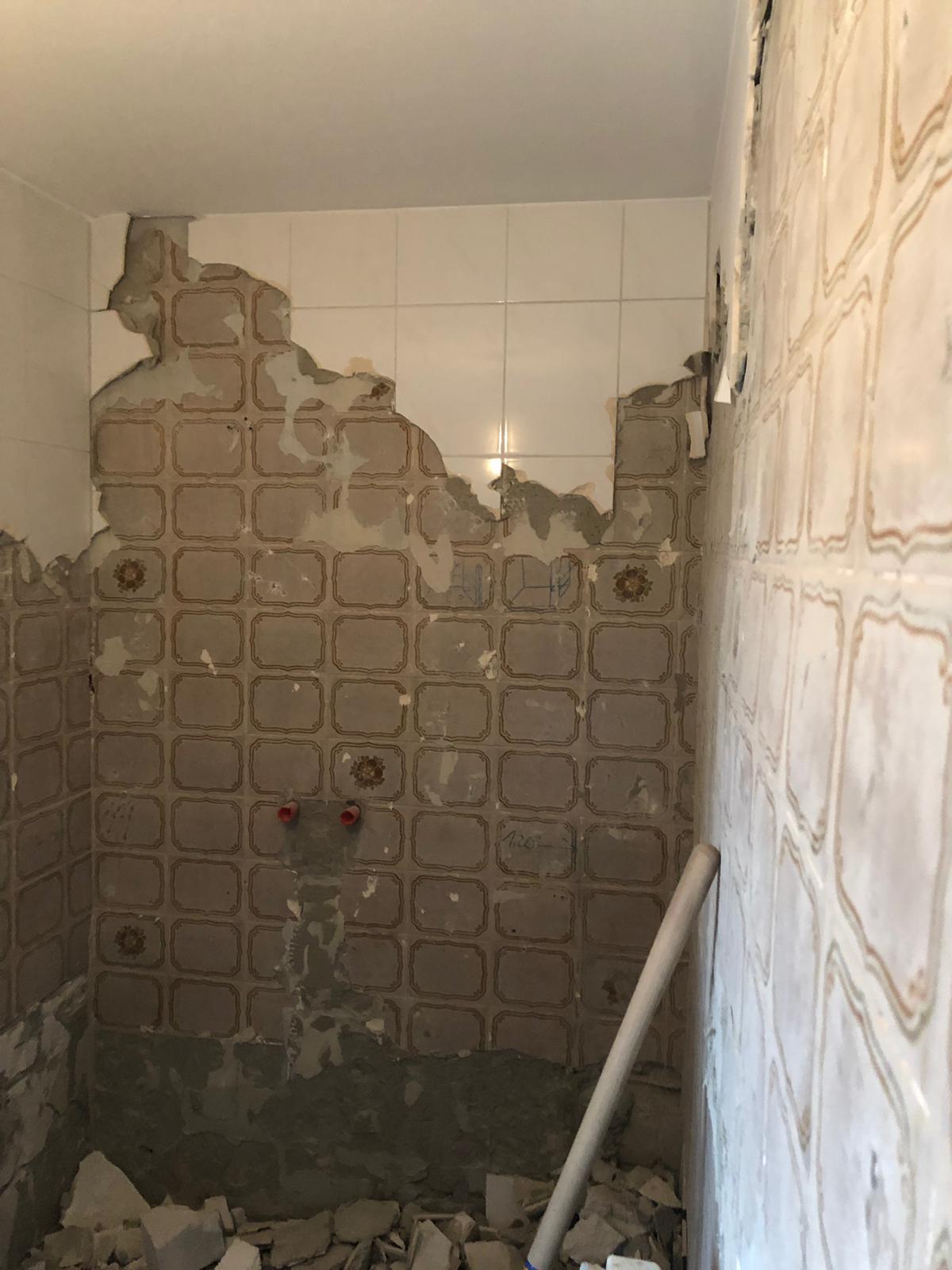 altes-badezimmer-renovierung-durchgebrochene-fliesen.jpg