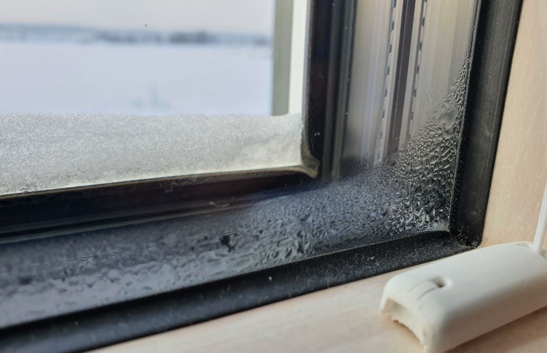 alu-holzfenster-3-fach-mit-kondensat-innen-trotz-warmerkante-471000-1.JPG