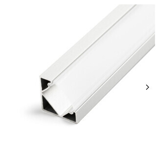 Weißes Aluminiumprofil mit U-förmigem Querschnitt, Fensterrahmenbauteil