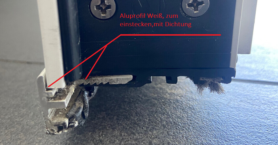 Unterer Ausschnitt eines schwarzen Geräts mit weißem Aluprofil zum Einstecken und Dichtung.