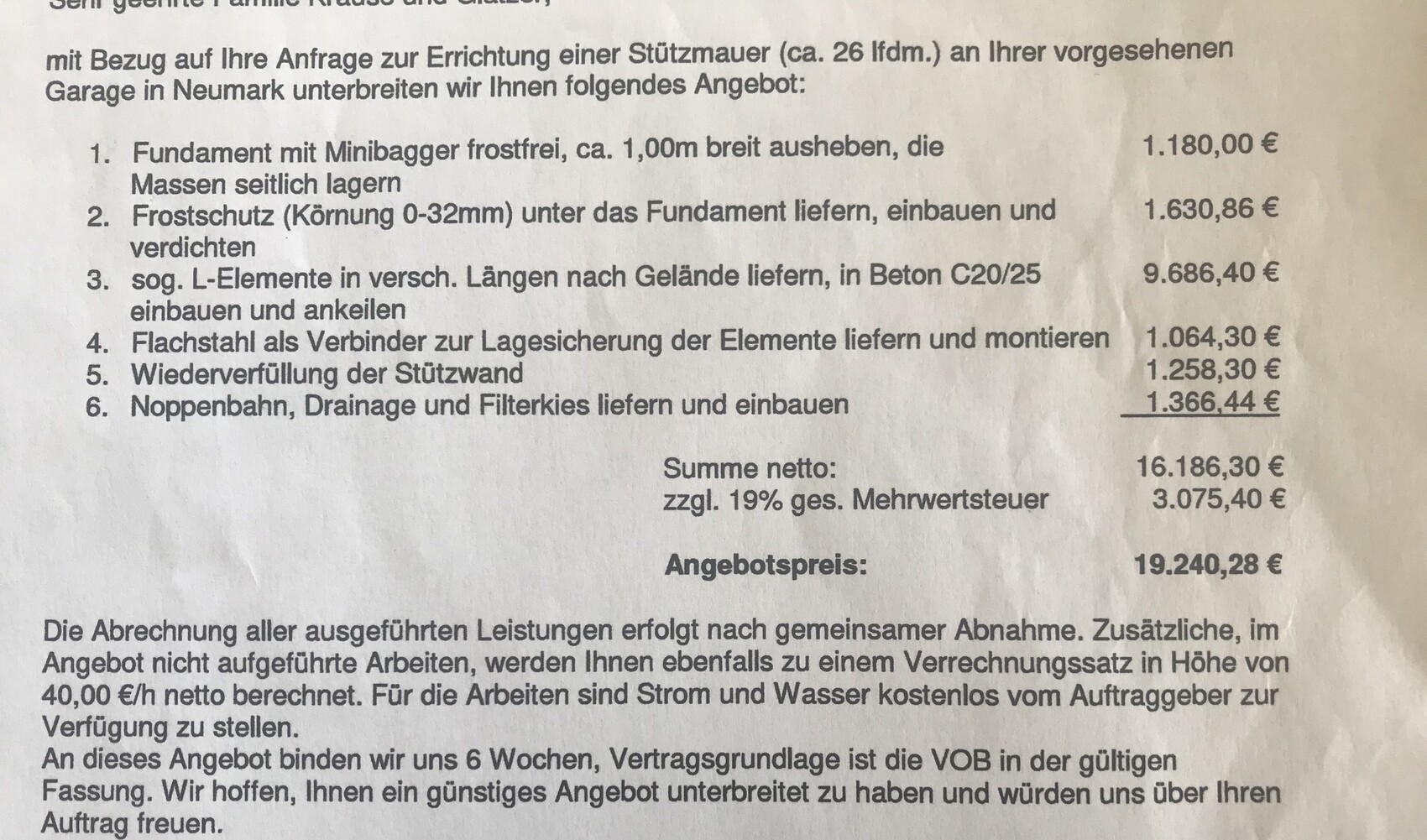 Dokument mit Preisangebot für Fundamentarbeiten, Frostschutz und L-Elemente auf Papier