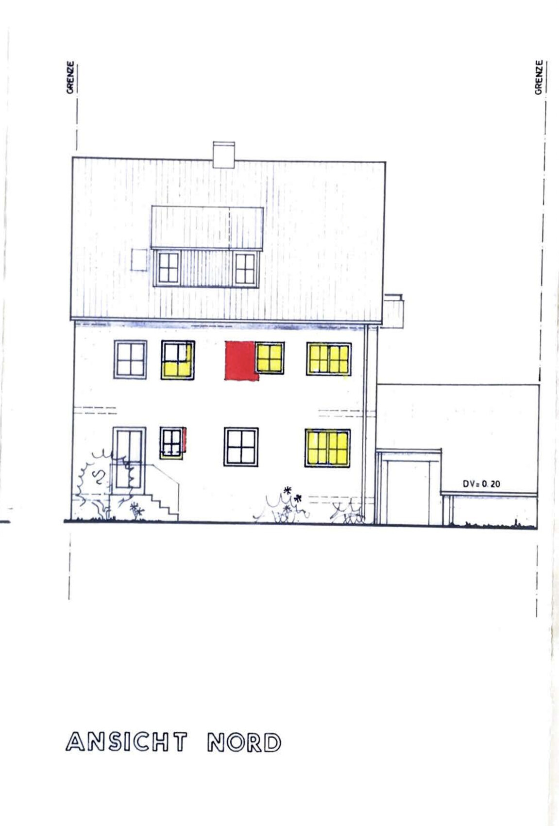Nordansicht eines dreistöckigen Hauses mit Dachgeschoss, roter Tür und gelben Fenstern; Garage rechts.