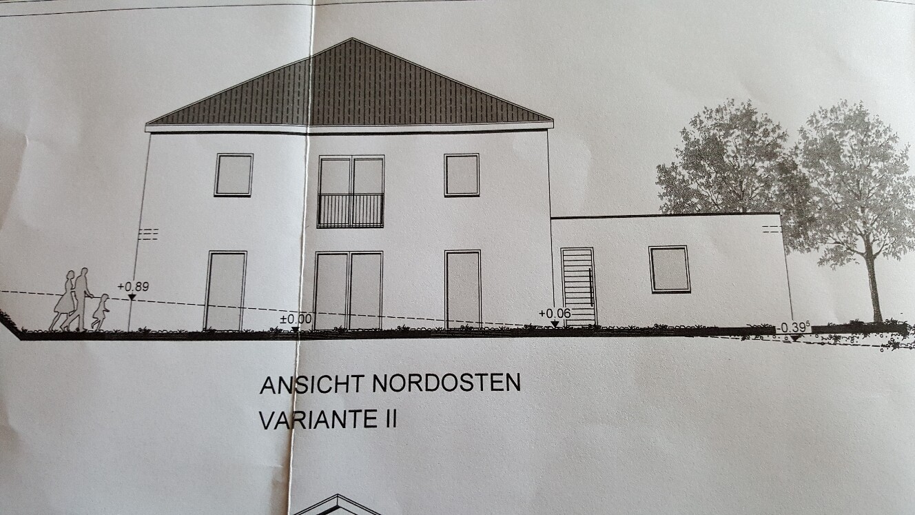 Architekturzeichnung einer Nordost-Ansicht eines Hauses mit Anbau und Bäumen