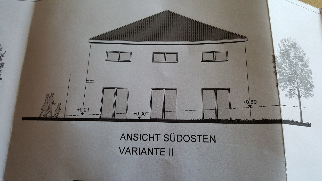 Architekturzeichnung: Südostansicht eines zweigeschossigen Hauses mit Dach, Fenstern und Türen