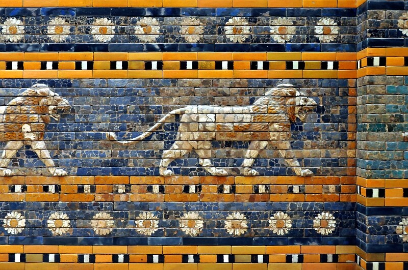 Mosaikwand aus blauen und orangen Fliesen mit zwei laufenden Löwen und Blumenmustern