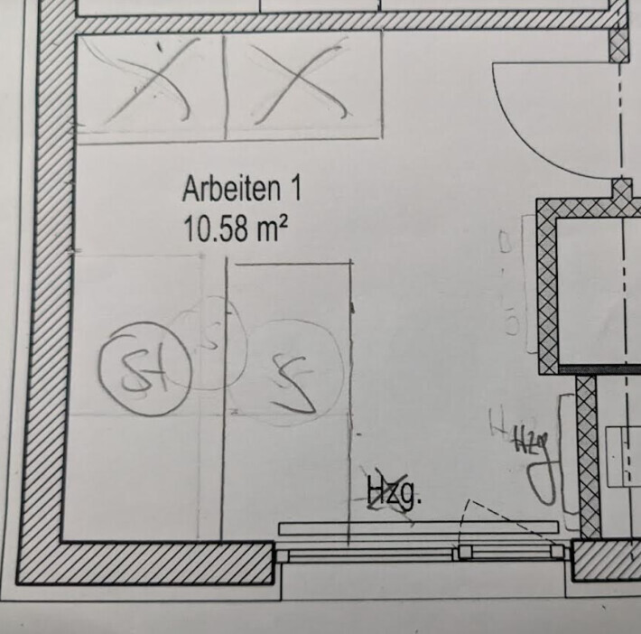Grundriss: Arbeitsraum "Arbeiten 1", 10,58 m²; Tür rechts, zwei Tische mit Stühlen