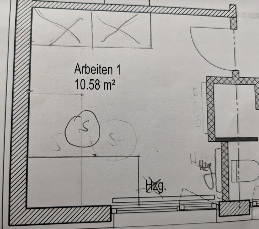 Grundriss eines Arbeitsraums (Arbeiten 1), 10,58 m², Tür rechts, Möbelskizzen.