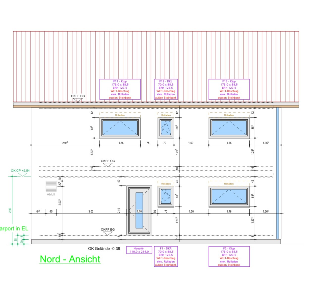 Nordansicht eines Gebäudes mit Dach, Fenstern, Tür und Maßangaben (Architekturplan).
