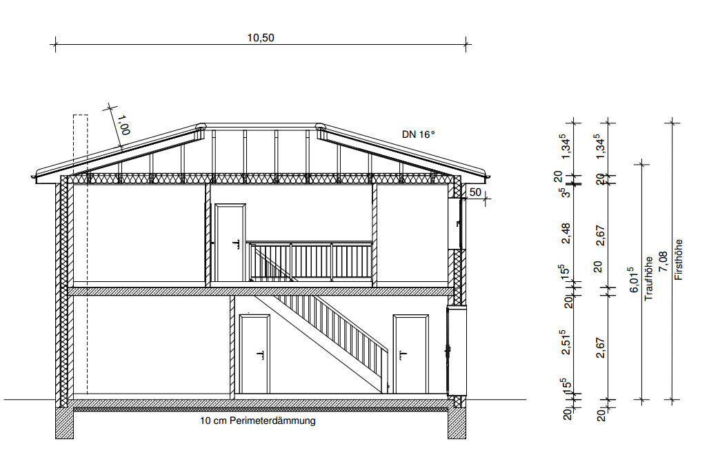 Querschnitt durch ein mehrstöckiges Haus mit Treppe, Dachkonstruktion und Dämmung.