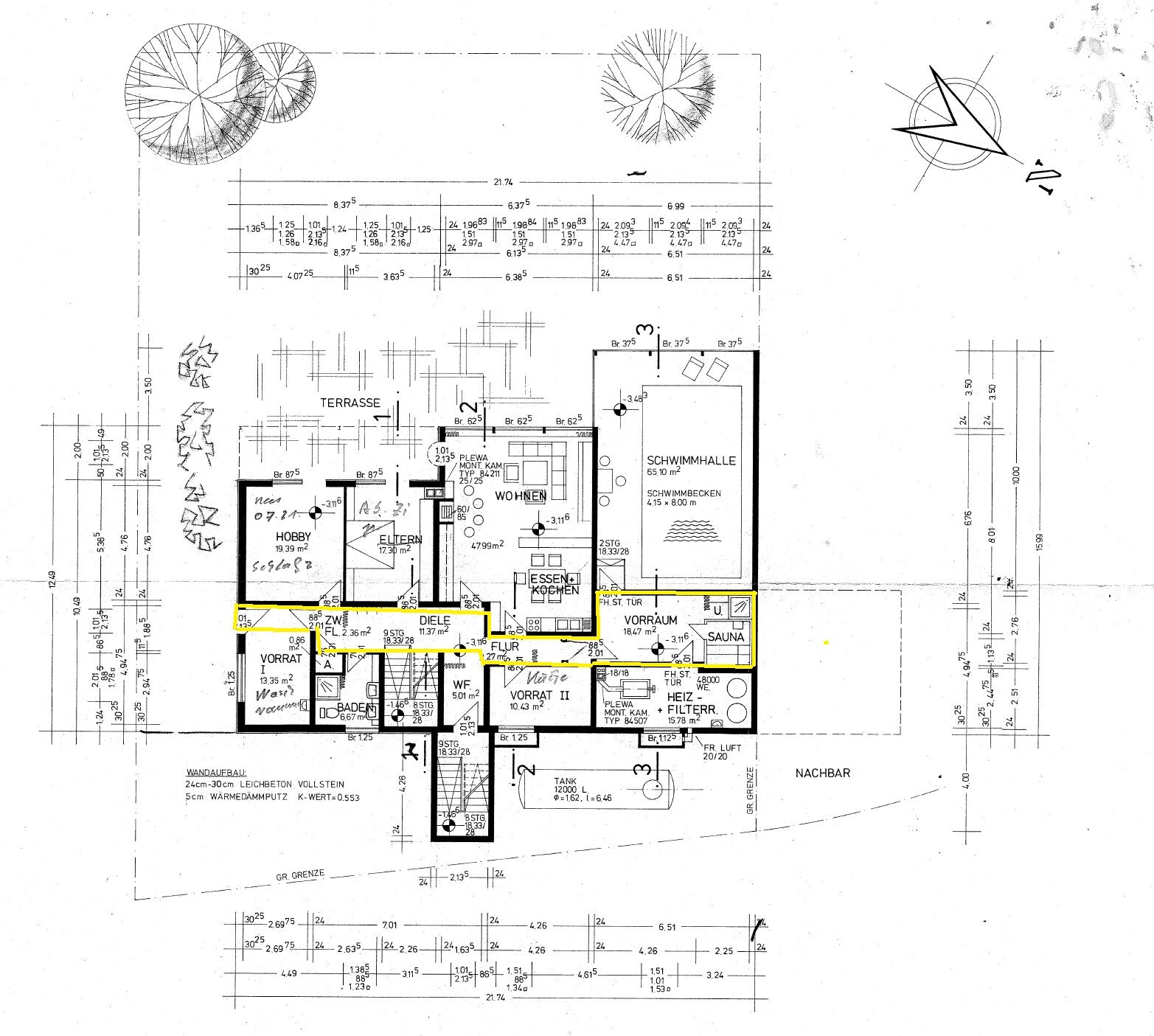 Architektonischer Grundriss eines Hauses mit Terrasse und Garten, übersichtlich gezeichnet.