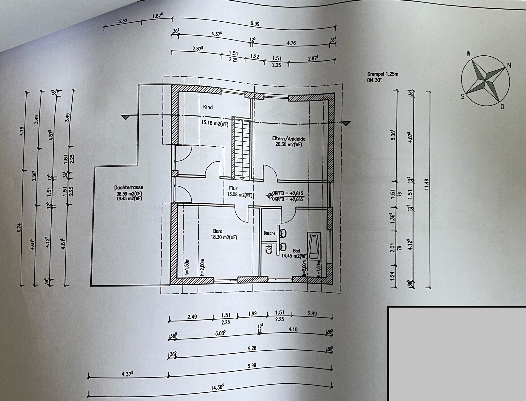 Grundriss eines Hauses mit Dachterrasse, Flur, Bad, Dusche, Kind- und Elternzimmer.