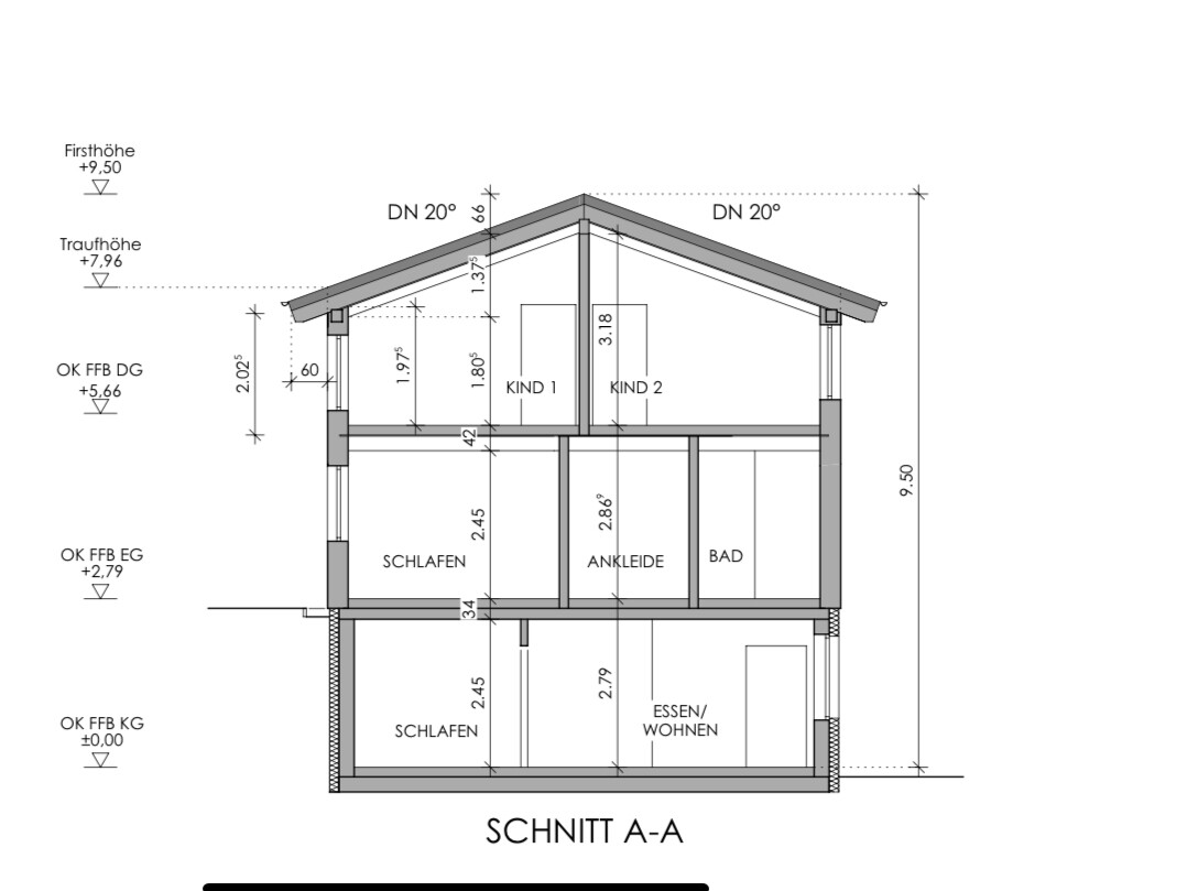 Schnitt A-A durch ein mehrstöckiges Haus mit Dachstuhl; Räume: Schlafen, Essen/Wohnen, Bad.