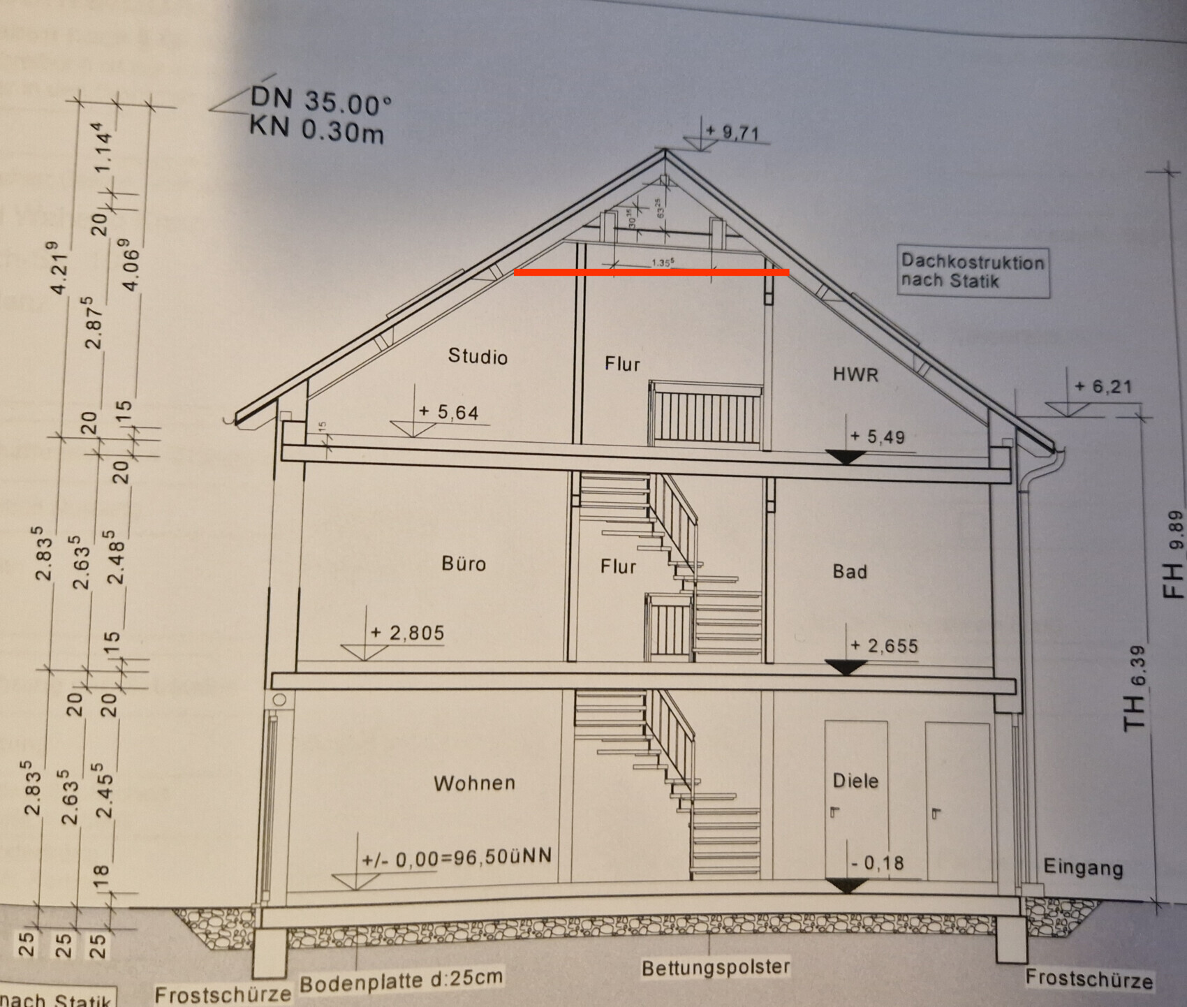 Schnitt durch ein dreigeschossiges Haus mit Räumen, Treppen und Dachkonstruktion.