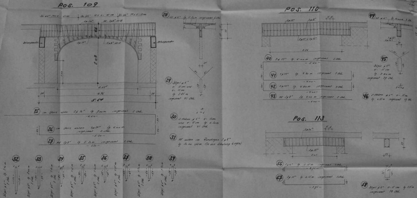 Architekten-Grundrisszeichnung einer Baukonstruktion mit Bögen und Maßlinien