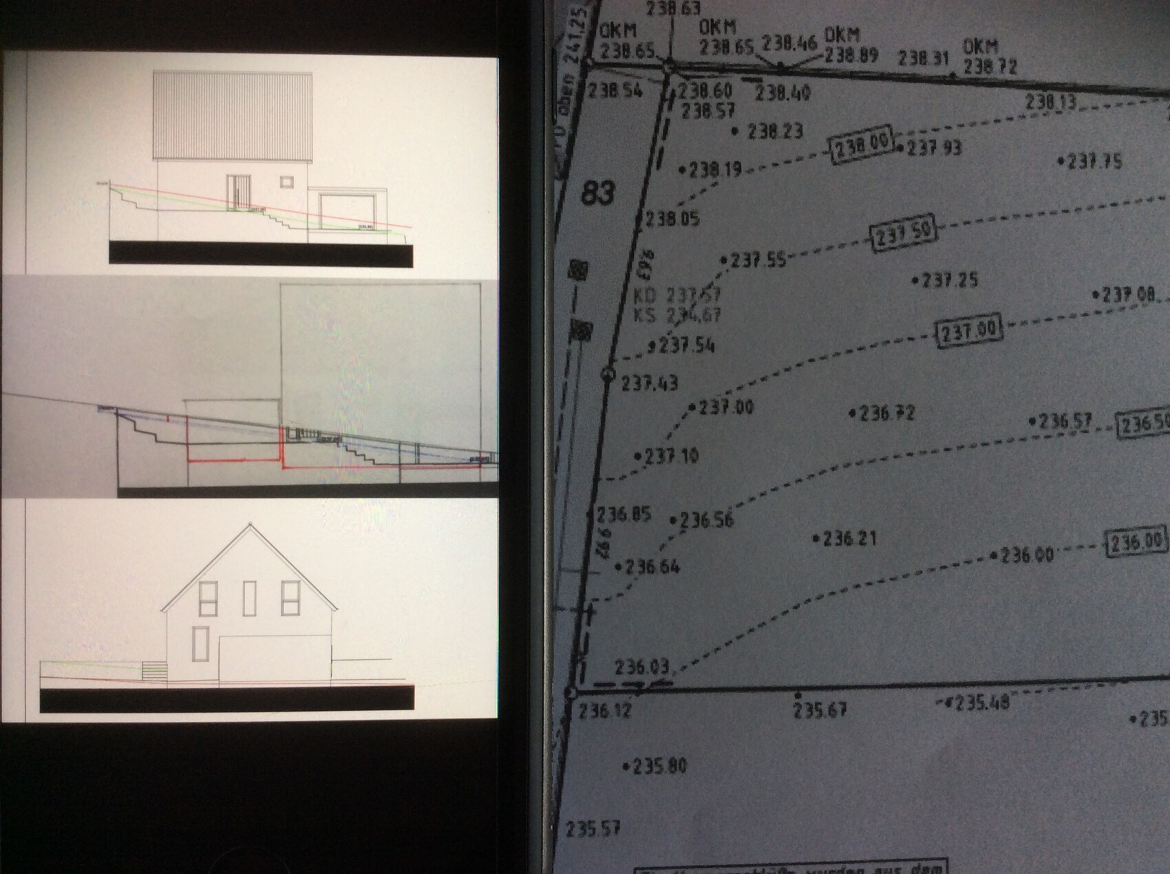 Architekturzeichnungen: Hausansichten und Grundriss-/Geländeplan auf Monitoren