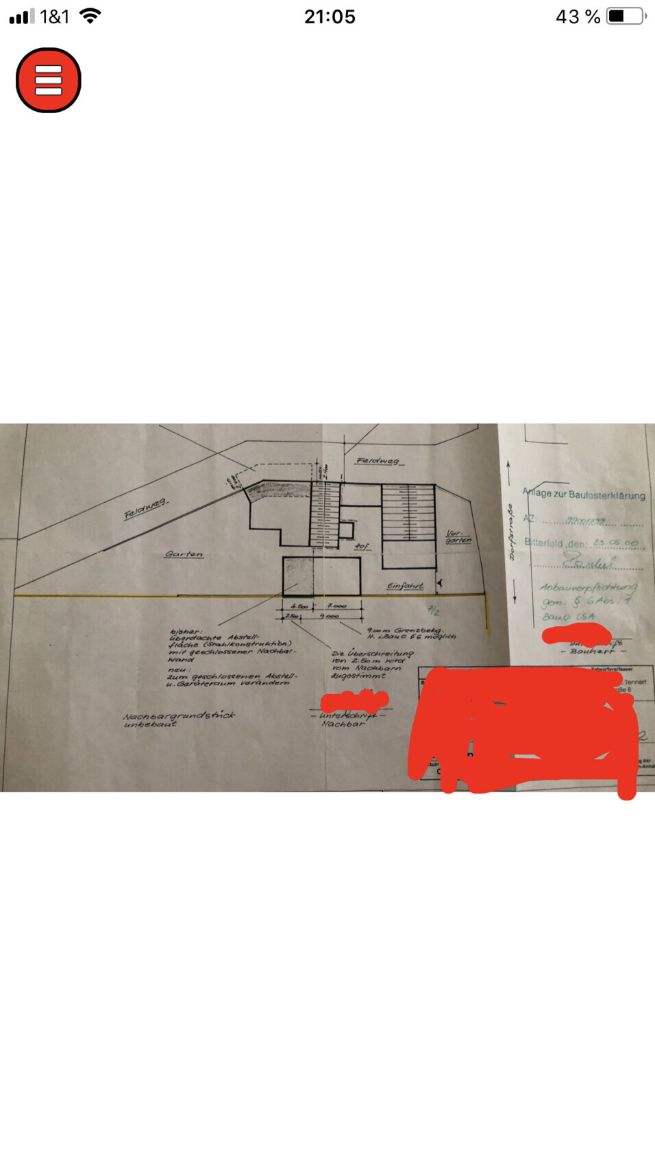 Grundriss eines Gebäudes auf Bauplan mit Wänden, Treppen, Maßlinien und Gartenbereich.