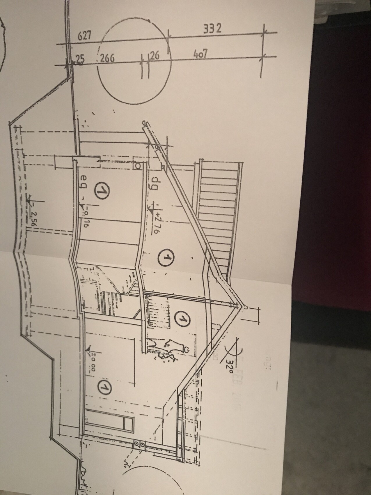 Grundriss eines Gebäudes: mehrere Zimmer, Treppen, Maßlinien und Außenbereiche