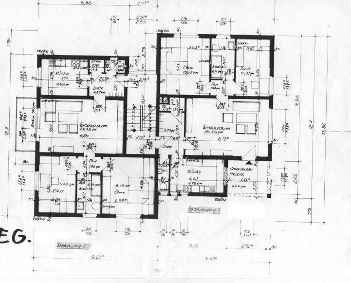 Architektonischer Grundriss eines Gebäudes mit mehreren Wohnungen, Räumen und Maßen.