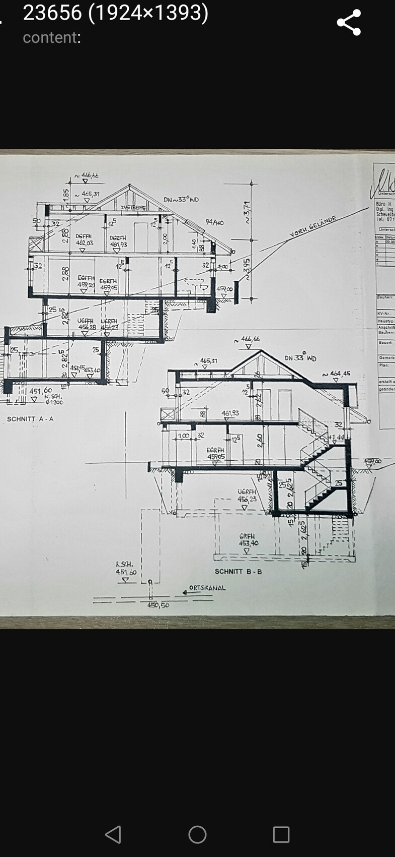 Architektur-Schnittzeichnung eines mehrstöckigen Hauses mit Treppen, Wänden und Maßen.