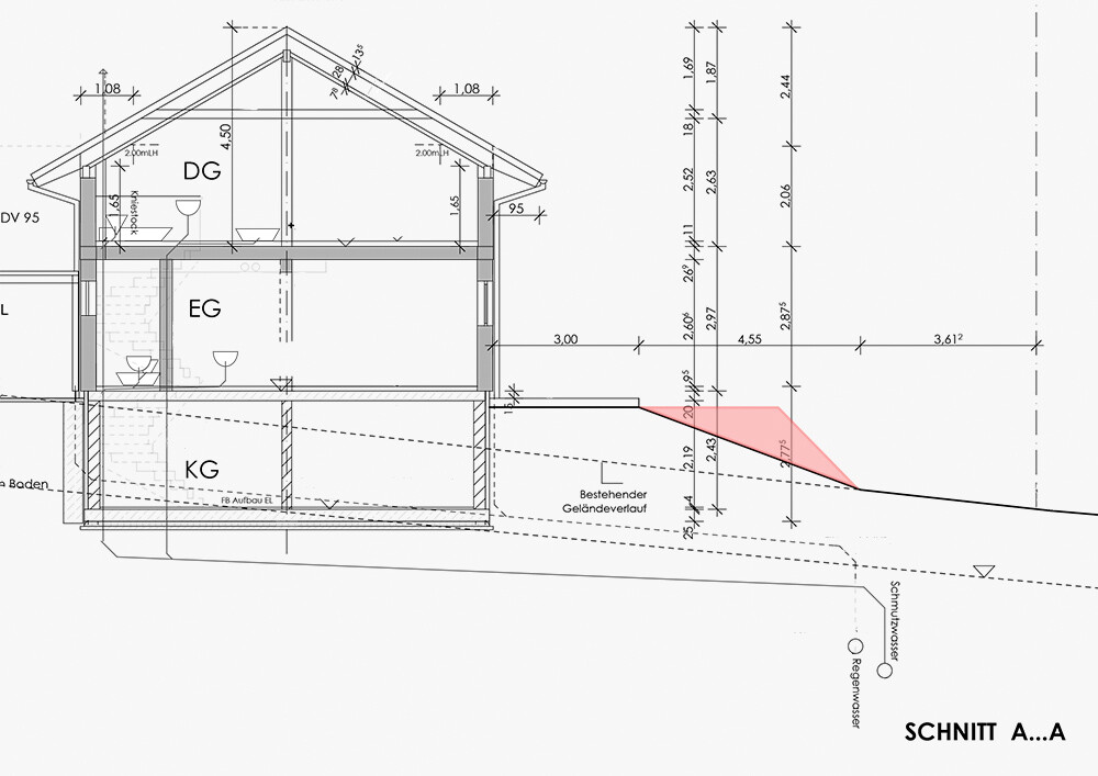 Architekten-Schnitt eines mehrstöckigen Hauses mit KG/EG/DG und rotem Außenbereichs-Dreieck.