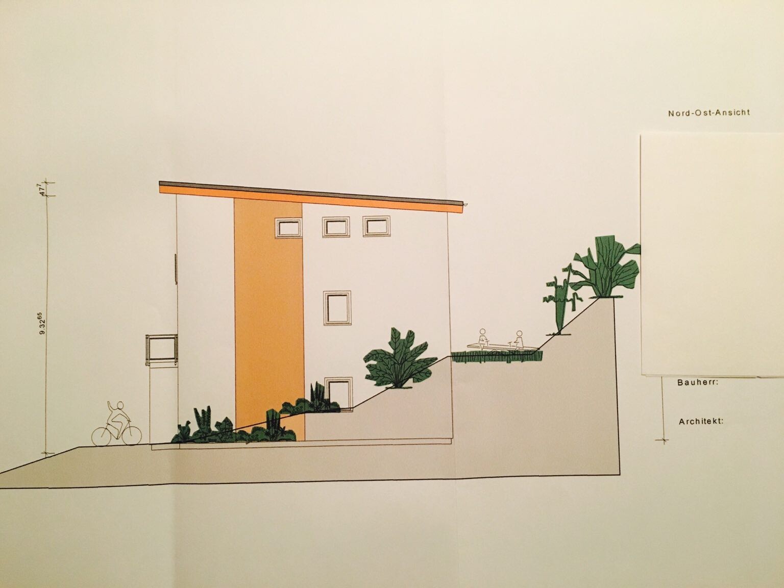 Nordost-Ansicht eines Hauses mit Terrasse und Garten