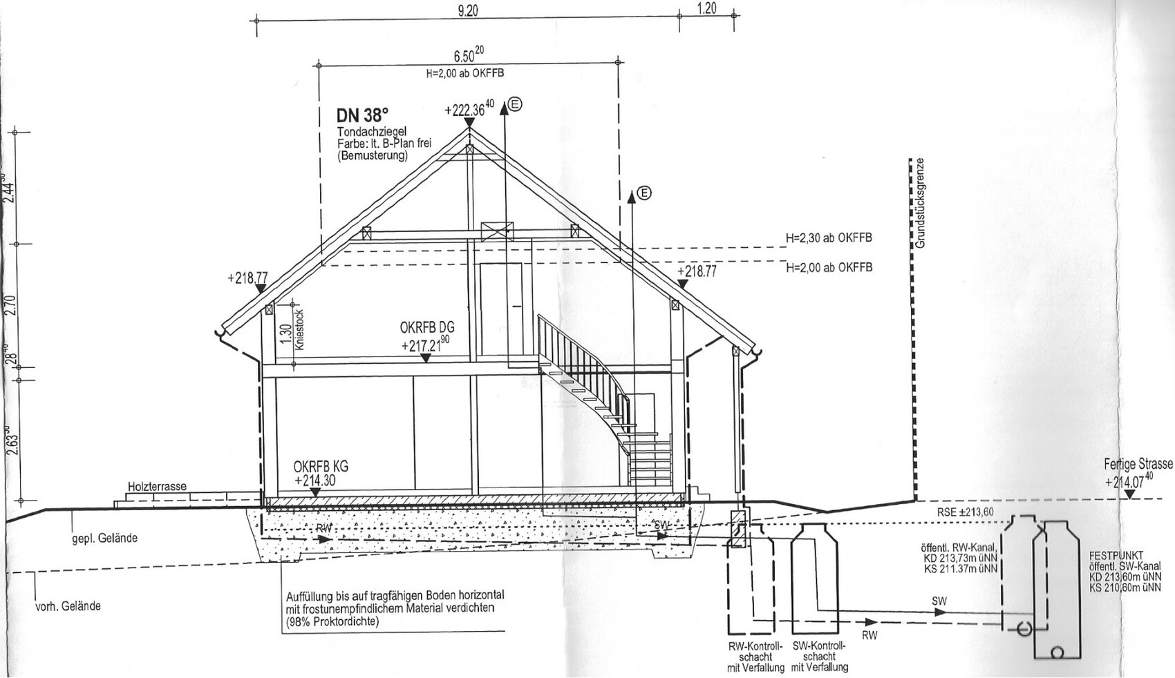 Querschnitt eines Hauses mit Dachstuhl, Treppe und Fundament.