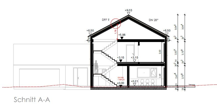 Schnitt A-A eines mehrstöckigen Hauses: Treppenhaus, Raumaufteilung, Terrasse, Dachgaube.