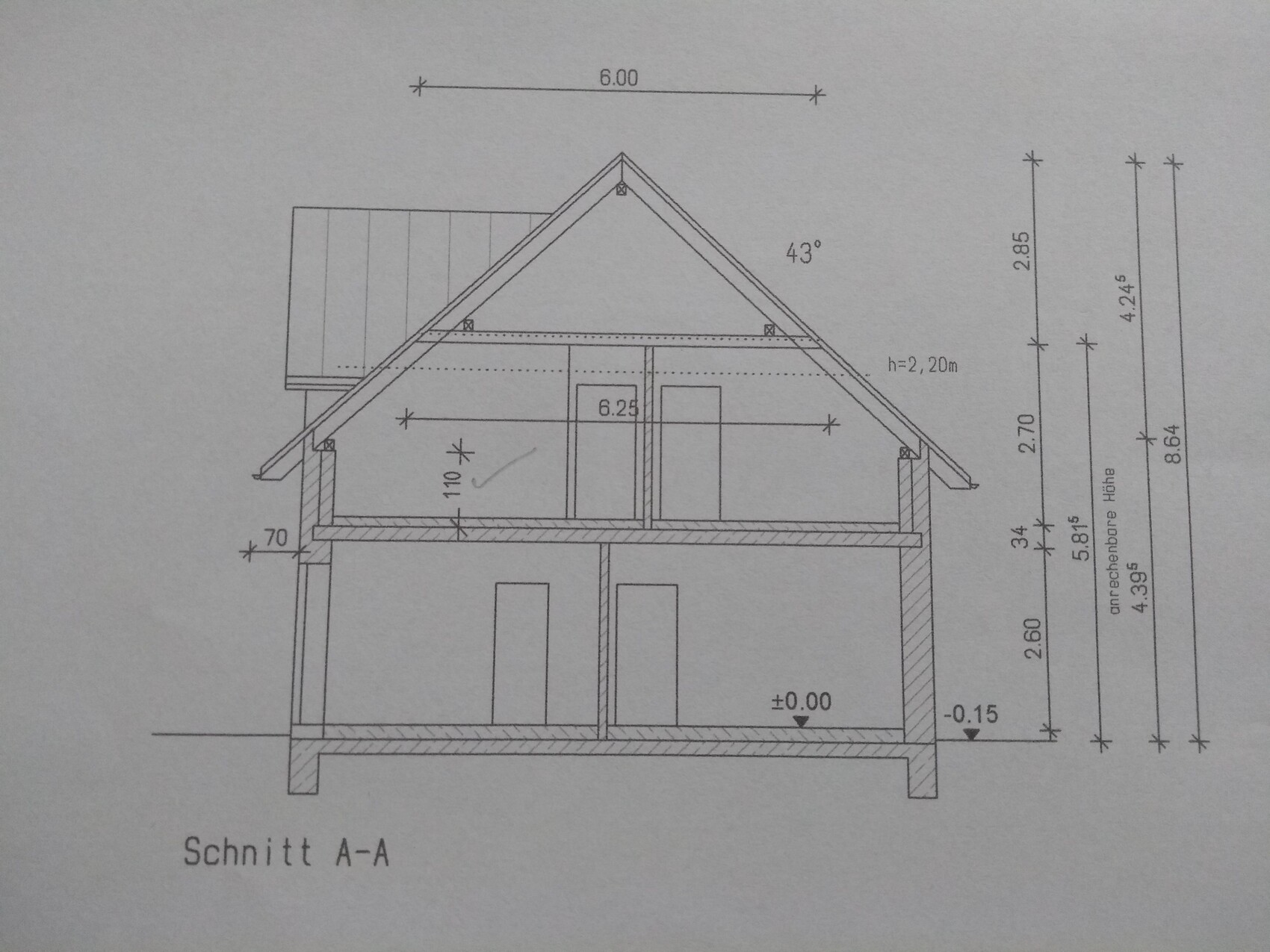Schnitt A-A eines mehrstöckigen Hauses mit Satteldach, Innenraumgliederung und Maßlinien.