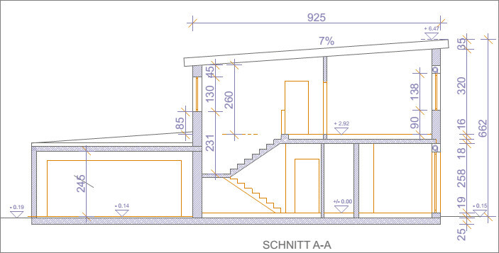 Schnitt A-A eines zweistößigen Hauses mit Treppe, Wänden und Fundamenten