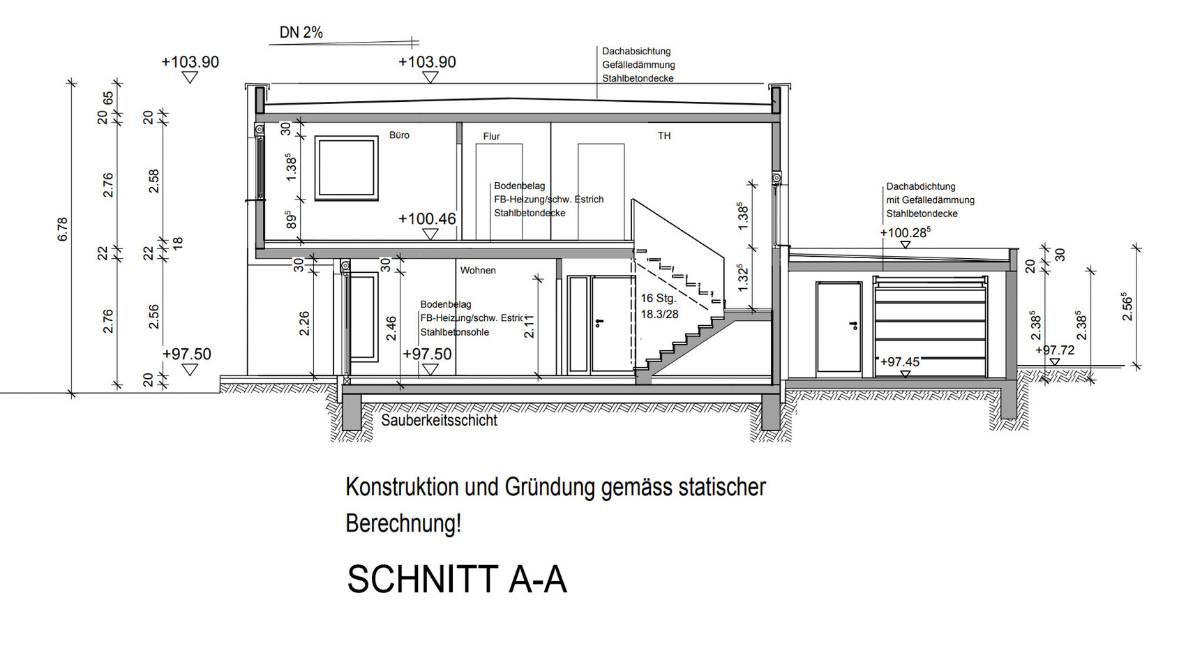 Schnitt A-A durch ein zweigeschossiges Gebäude mit Treppe, Wohn- und Bürobereichen und Dachaufbau.