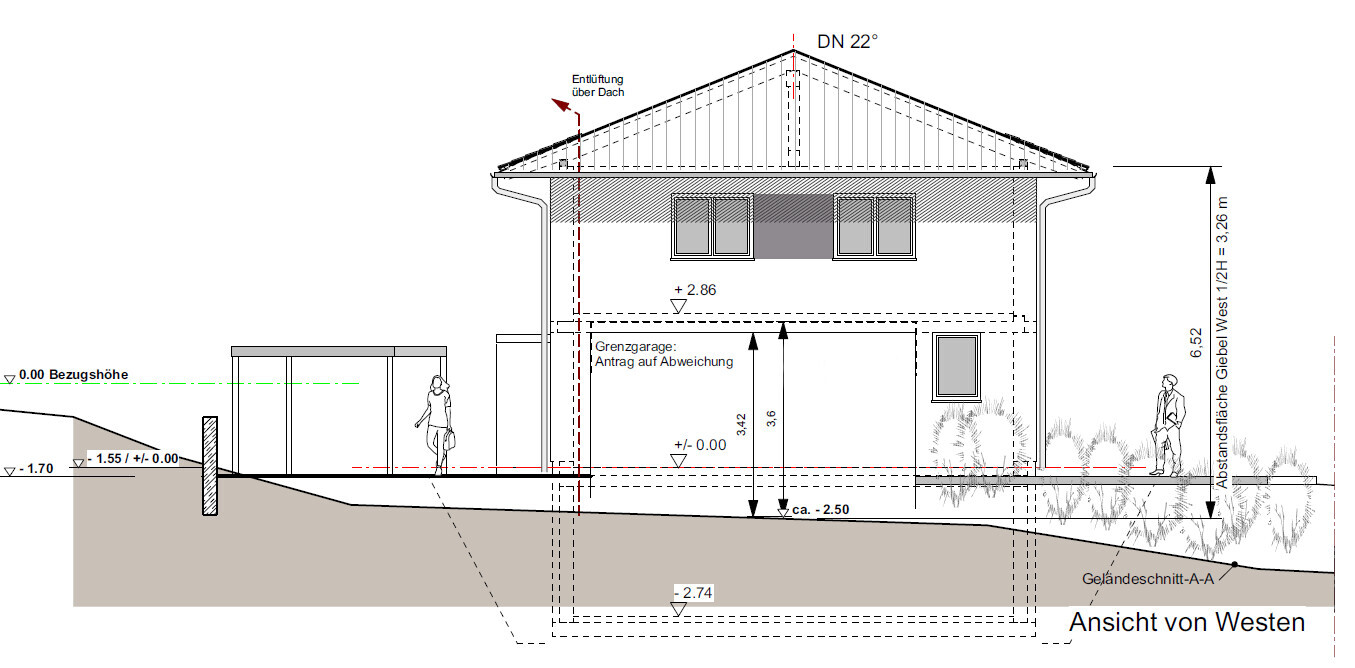 Architekturschnitt eines zweigeschossigen Hauses mit Dach, Fenstern und Abweichungsantrag
