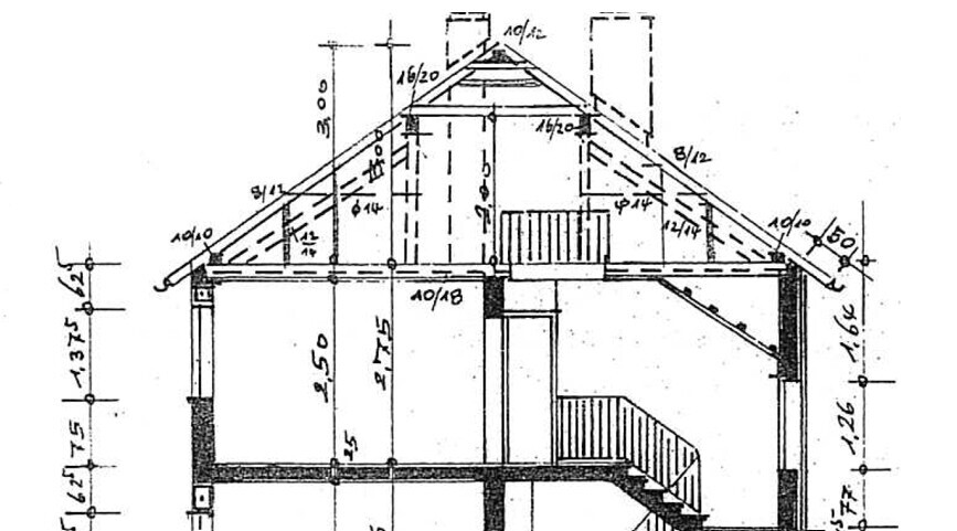 Schnitt durch ein mehrstöckiges Haus mit Dachstuhl, Treppenaufgang und Messlinien.