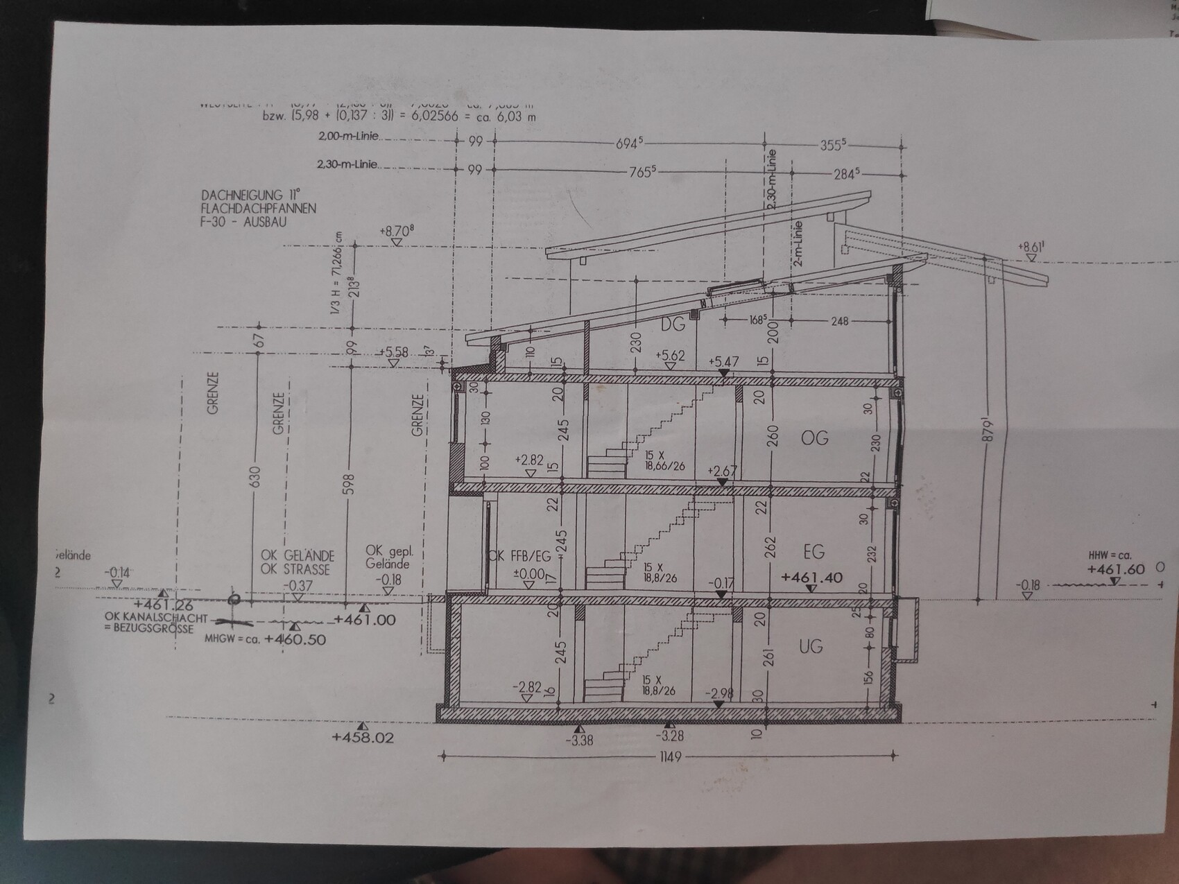 Schnittzeichnung eines mehrgeschossigen Hauses mit EG, OG und UG, Treppen und Tragstrukturen