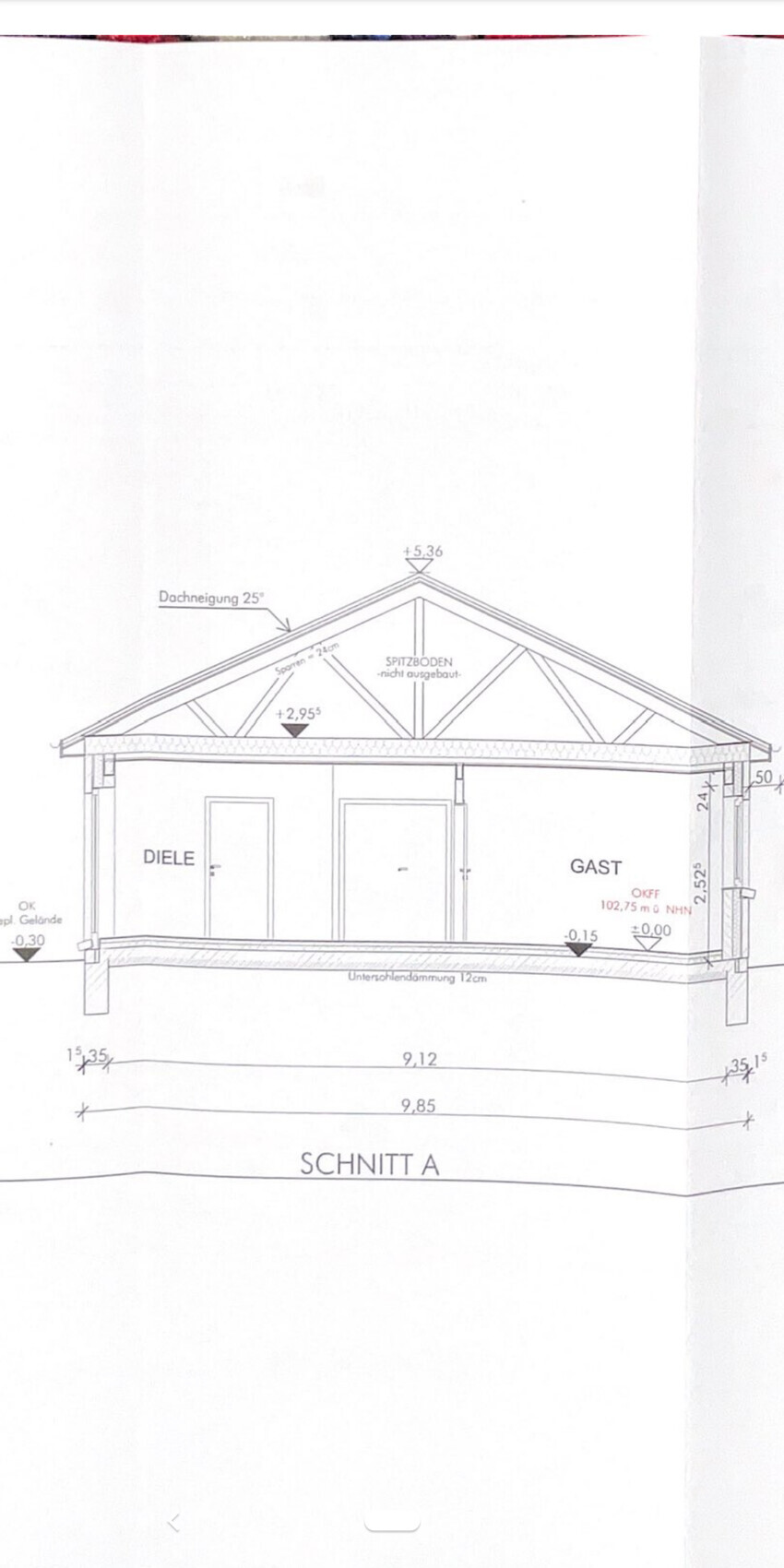 Schnitt A durch ein Haus: DIELE links, GAST rechts, Dachneigung 25°.