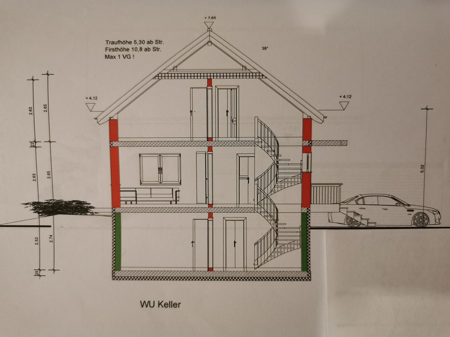 Querschnitt eines dreistöckigen Hauses mit Treppenaufgang, Keller und parkendem Auto.