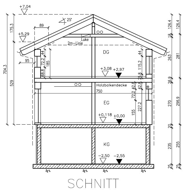 Schnitt durch ein Holzhaus mit KG, EG und DG, Dachstuhl, Decken und Maßen.