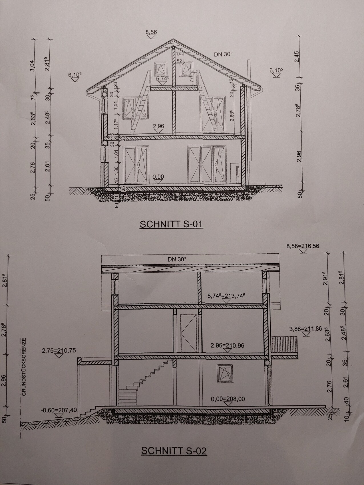 Schnitt S-01/S-02 eines mehrstöckigen Hauses mit Dachstuhl, Treppen und Fenstern