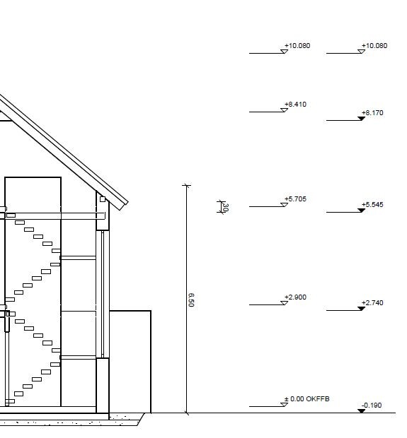 Querschnitt eines mehrstöckigen Gebäudes mit Treppenhaus, Wandstrukturen und Maßangaben