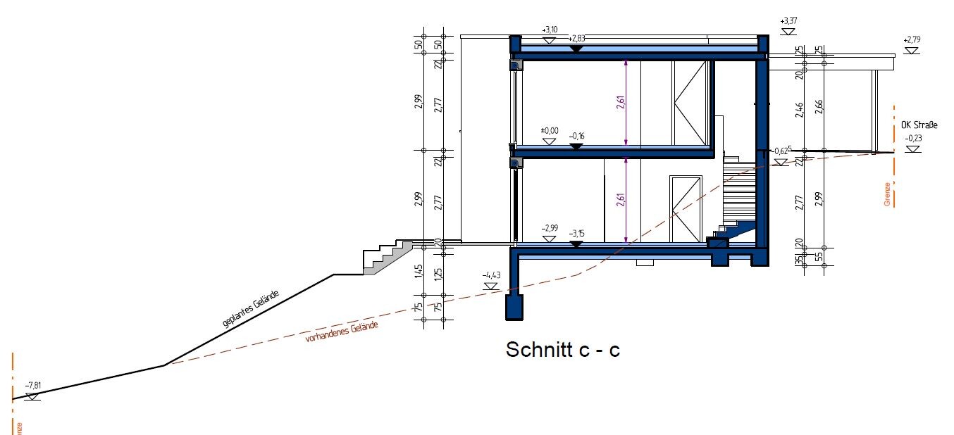 Schnitt c-c durch ein zweistöckiges Gebäude mit Treppe, tragenden Balken und Geländekanten